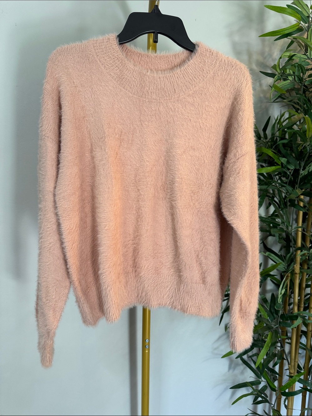 SO Women's soft Fuzzy Crewneck Sweater in Blush Pink EUC XL